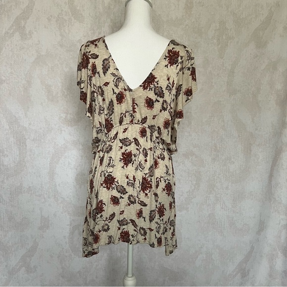 Women’s Cream Top with Floral Pattern in a Size XXL. - Picture 3 of 6